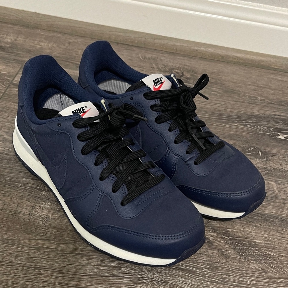 Nike women’s  Navy Running Sneakers